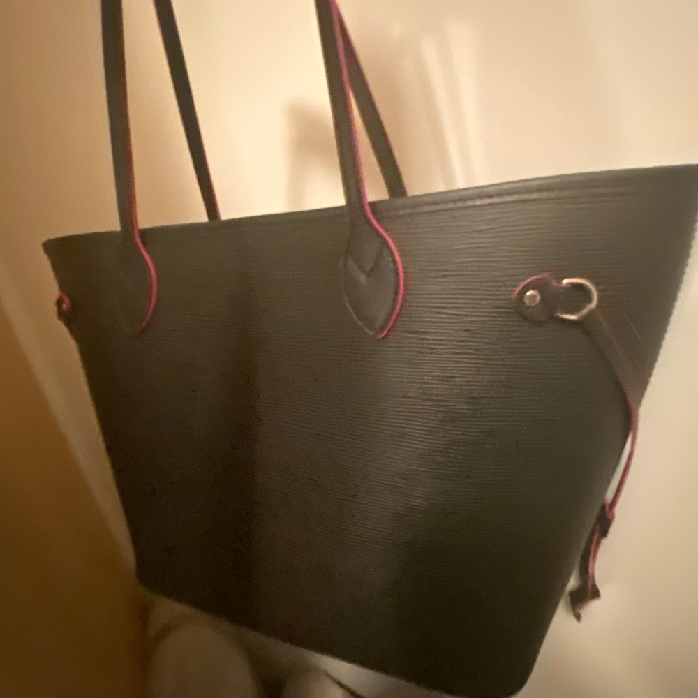Louis Vuitton Neverfull MM Epi Leather Black with pink interior. Like New